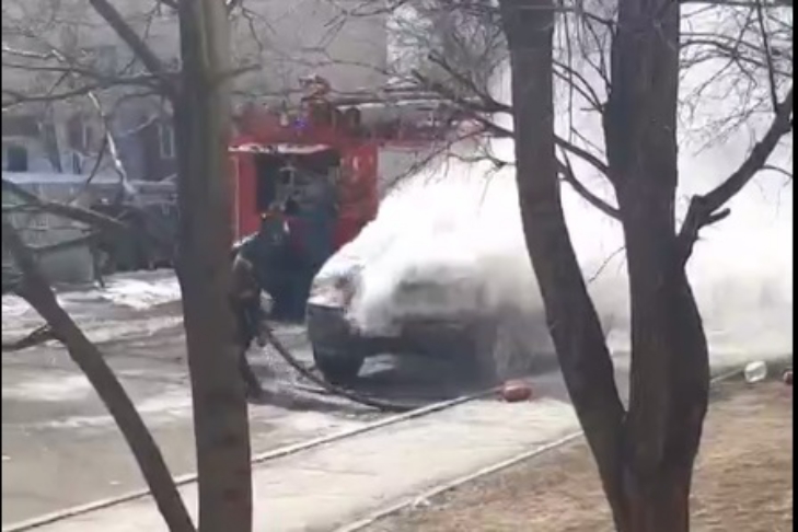 Пиромана скрутили полицейские после поджога автомобиля в Новосибирске