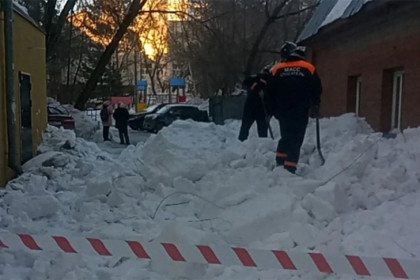 Чудо на Татарской: в Новосибирске снег рухнул на пешеходную зону