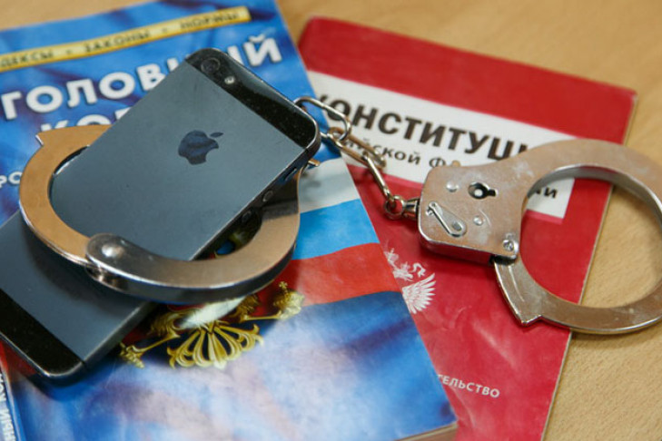 10 смартфонов на 350 тыс рублей стащил посетитель салона