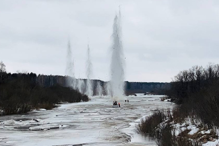 Взрывать лед начали на реках Новосибирской области