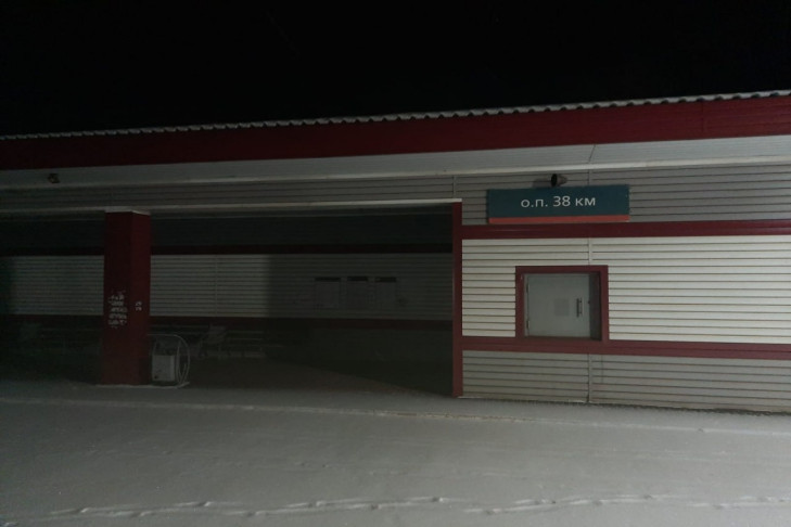 Шел между железнодорожными путями и погиб мужчина под Новосибирском