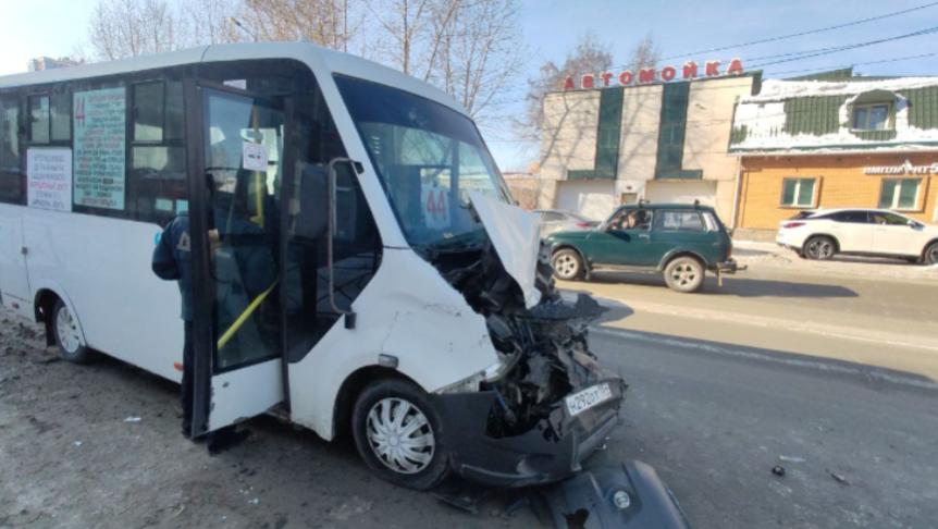 Пять человек пострадали в аварии грузовика и маршрутки № 44 в Новосибирске