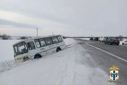 Два человека пострадали в столкновении автобуса с легковушкой под Новосибирском