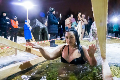 Десять тысяч верующих смыли грехи в Крещение-2023 в Новосибирской области