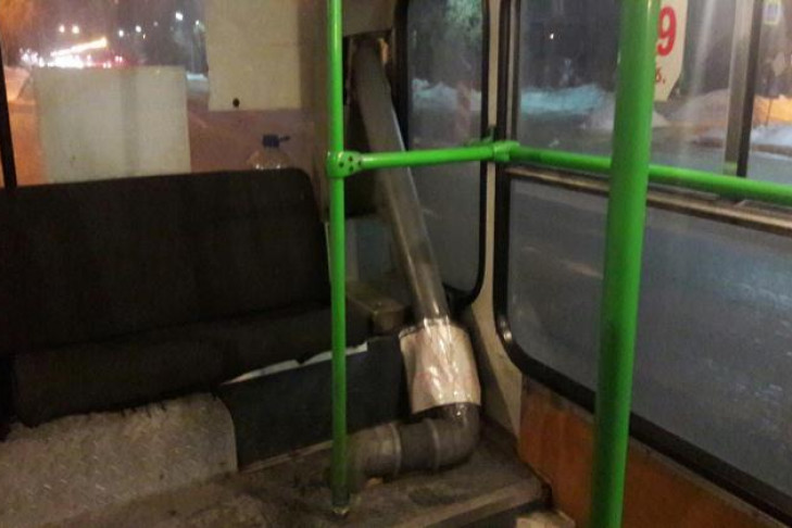 Самодельную выхлопную трубу установили в салоне автобуса 