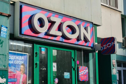 В Новосибирске сотрудница склада Ozon попыталась вынести iPhone 17 под одеждой