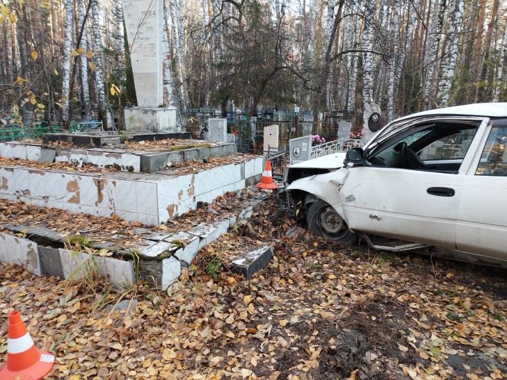 Житель Новосибирска врезался в памятник и умер на кладбище