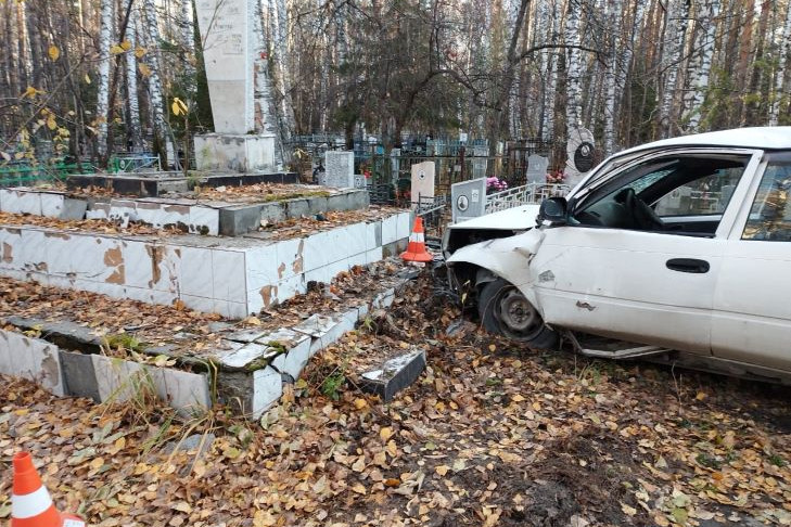 Житель Новосибирска врезался в памятник и умер на кладбище