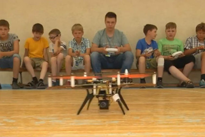 Управлять дронами подростков учат в летней школе
