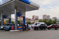 В Новосибирске стало еще меньше АЗС с бензином, места в очередях продаются