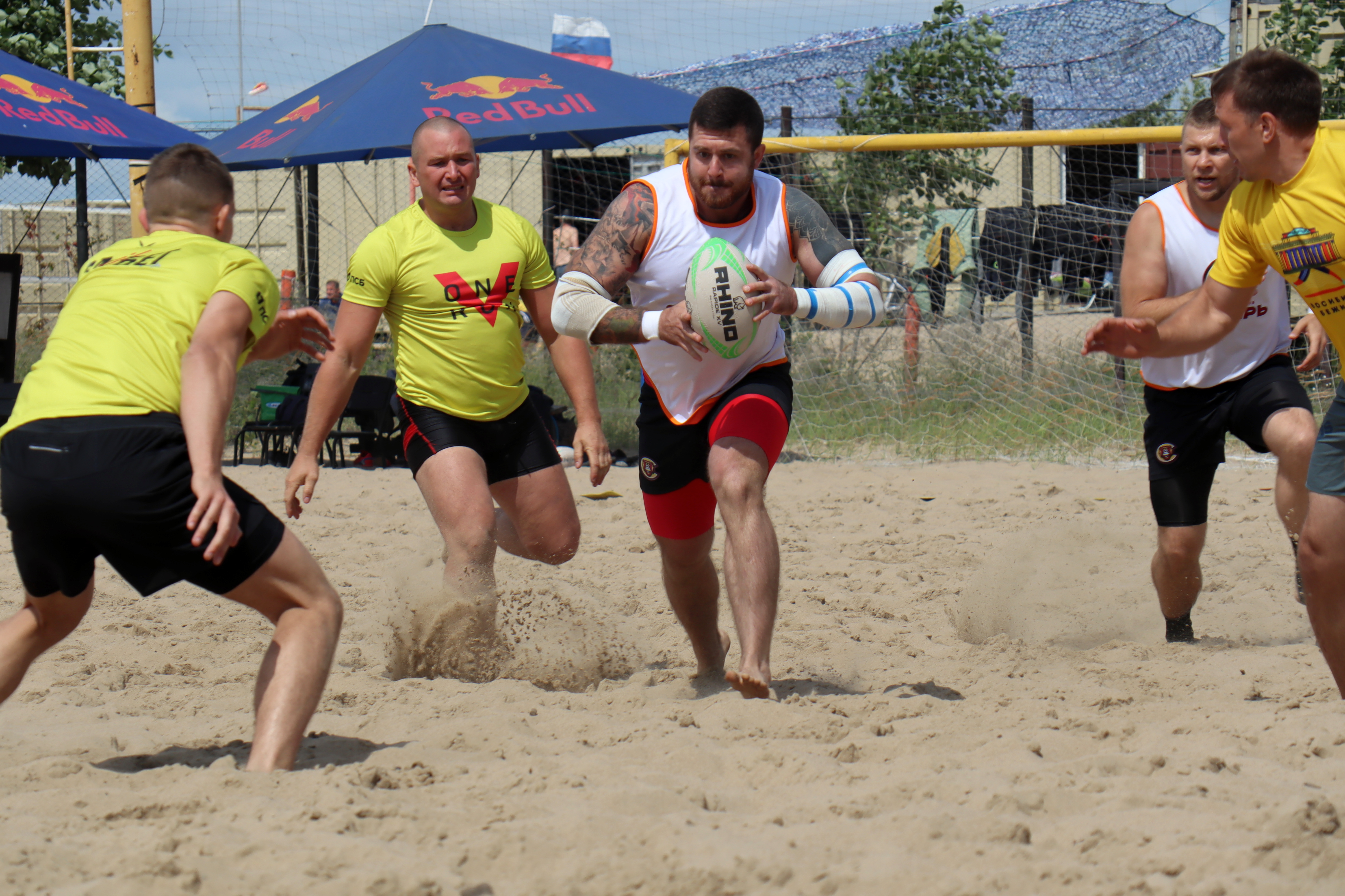 «Играть на песке очень сложно»: Кубок Сибири по пляжному регби разыграли в Новосибирске