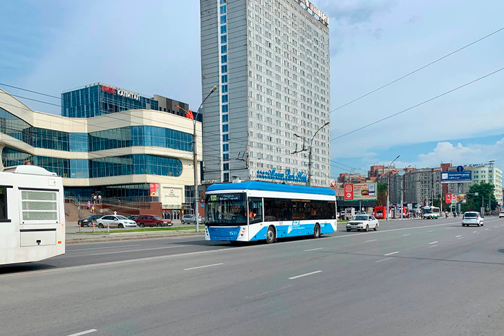 Последний автономный троллейбус из новой партии транспорта везут в Новосибирск