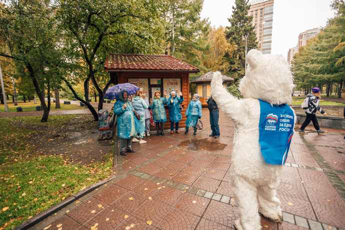 «Мы засиделись дома»: в Новосибирске пенсионеры вышли на зарядку с Олимпийским чемпионом 