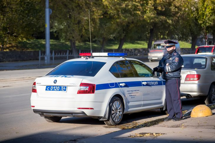 Девушка, избитая мужчиной на остановке транспорта в Новосибирске подала заявление в полицию