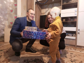 Глава Куйбышевского района вручил подарки детям в рамках акции «Ёлка желаний»