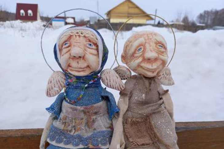 Невероятные зайцы и милые старички прославили мастерицу кукол из Коченево