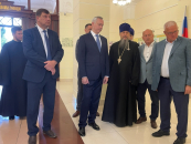 Губернатор Травников посетил духовную семинарию в Оби и встретился с волонтёрами