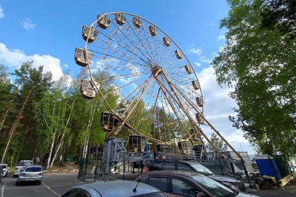 Колесо обозрения с 12-этажный дом закрутилось в новосибирском парке «Звезда»