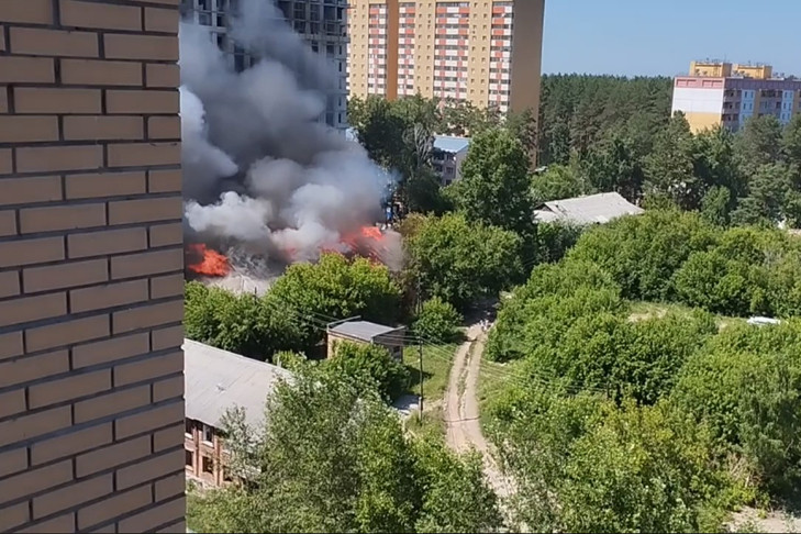 Дети подожгли деревянный барак на улице Рубиновая Новосибирска
