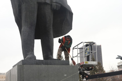 Зеленым мылом помоют елки на площади Ленина в Новосибирске
