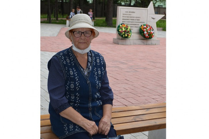 83-летняя пенсионерка бесплатно убирает парк в городе Обь