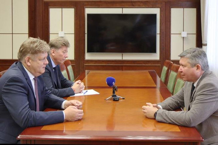 Полпред Анатолий Серышев провел рабочую встречу с Андреем Плешивцевым
