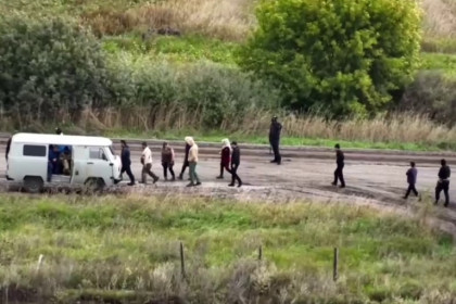 Группу мигрантов выдворят из страны после рейда в теплицах под Новосибирском