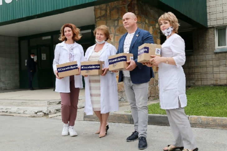 Волонтеры «Единой России» продолжают помогать медикам Новосибирска