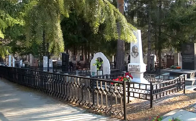 Владелец «Мерседеса» обобрал нескольких покойников на кладбище
