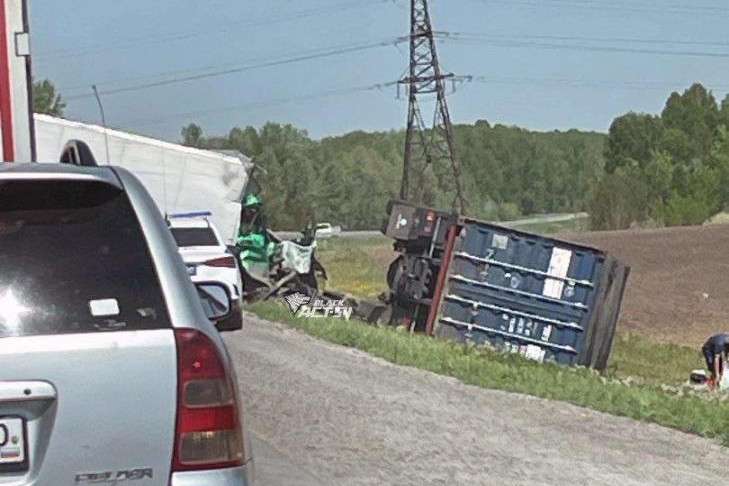 Два грузовика столкнулись лоб в лоб рядом с деревней Вороново под Новосибирском