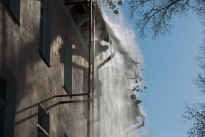 Глыба льда упала на голову женщине в Новосибирске