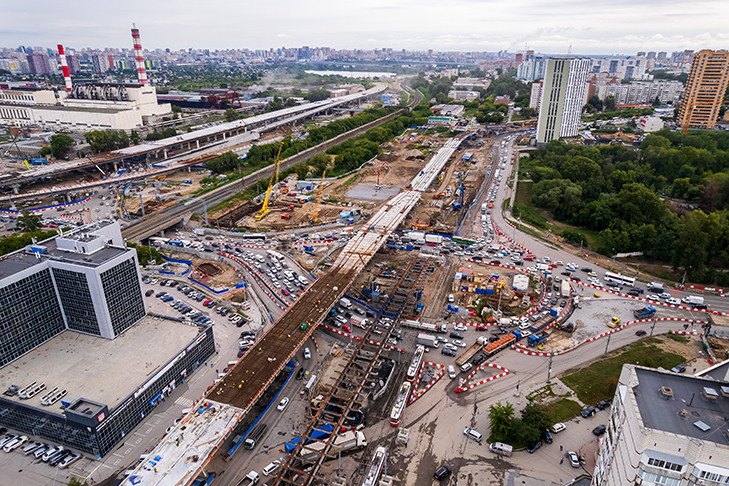 Новосибирцы встали в пробку на площади Труда после ликвидации кольца