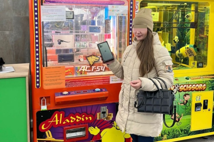 iPhone вручили девочке владельцы автомата в Новосибирске после резонанса в СМИ