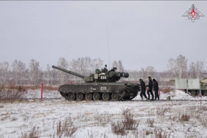 Навыки вождения танков Т-80 вспоминают мобилизованные сибиряки