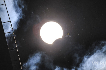 Фотографиями солнечного затмения бросились делиться новосибирцы