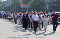 По главной улице города прошли в Татарске выпускники школ округа