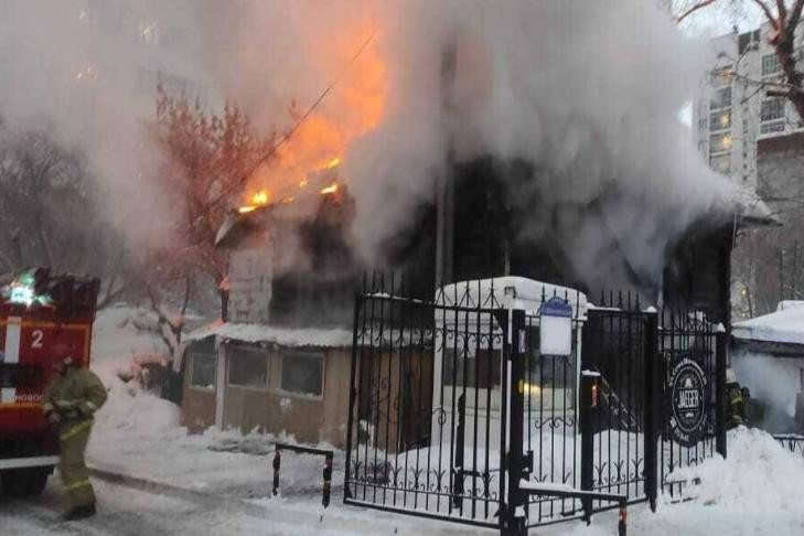 Деревянный барак сгорел в самом центре Новосибирска