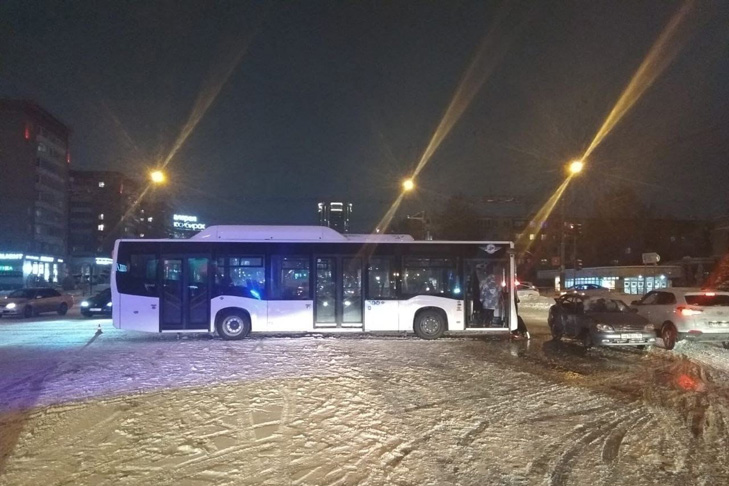 Четверо пострадали в ДТП с автобусом на Красном проспекте
