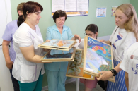 «Доктор клоун» продолжает помогать юным пациентам из Оби под Новосибирском