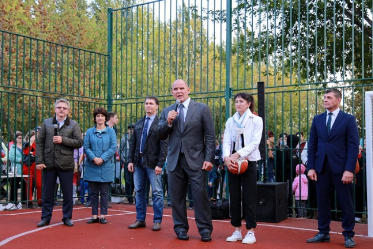 Депутаты-единороссы открыли новую спортивную площадку в Юго-Западном жилмассиве Новосибирска
