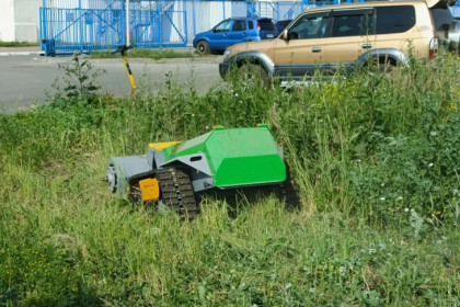 Робот «Саранча» порубил лопухи у «озера смерти» в Новосибирске