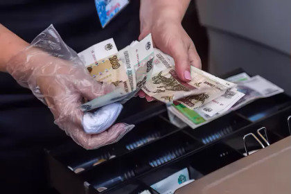 ЦБ РФ: новосибирцы сняли на кассе 900 млн рублей наличными