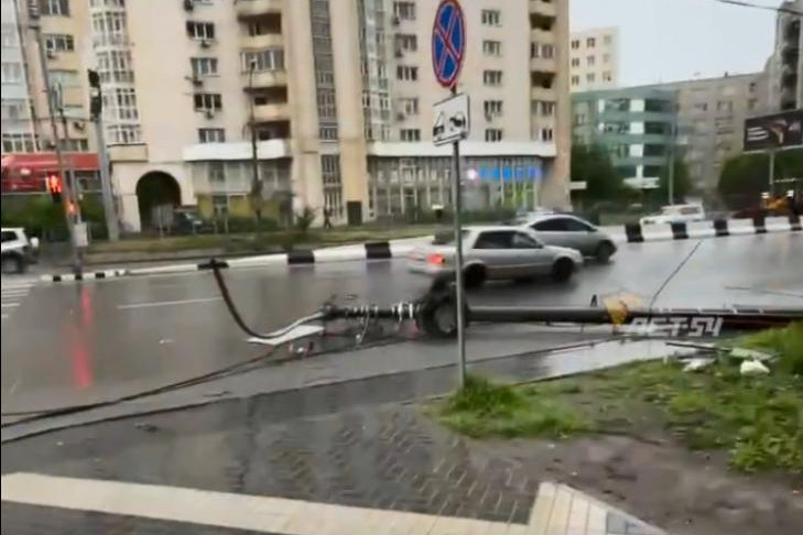 Грузовик сбил фонарные столбы на Немировича-Данченко в Новосибирске