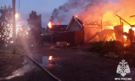 Сгорело два дома: крупный пожар тушат в частном секторе Новосибирска