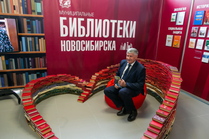 Красное сердце из книг появилось в Новосибирске