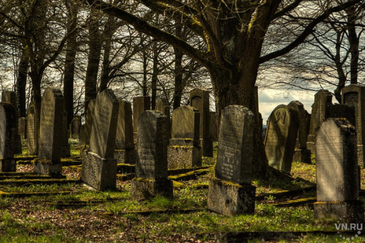 Пенсионера насильно вывезли за город и закопали на кладбище