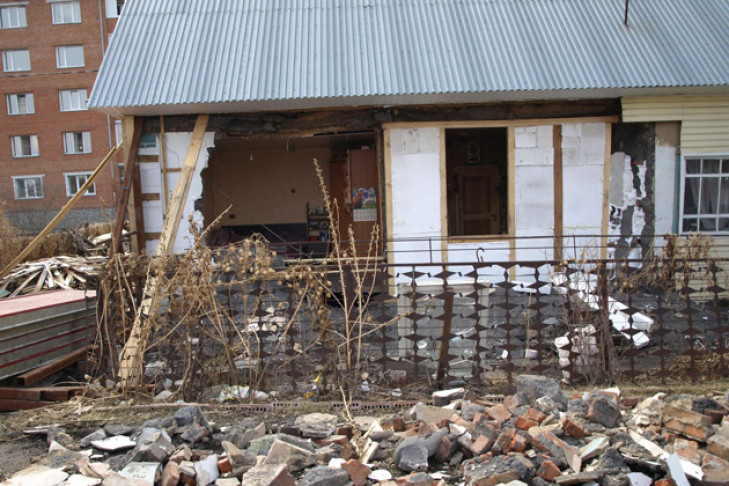 Стена дома обрушилась в Бердске из-за подтопления 