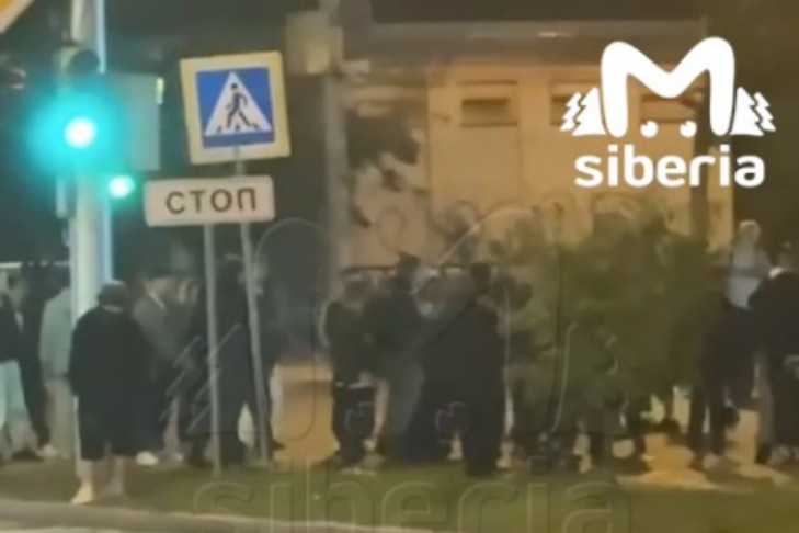 Толпа школьников устроила разборки в центре Новосибирска
