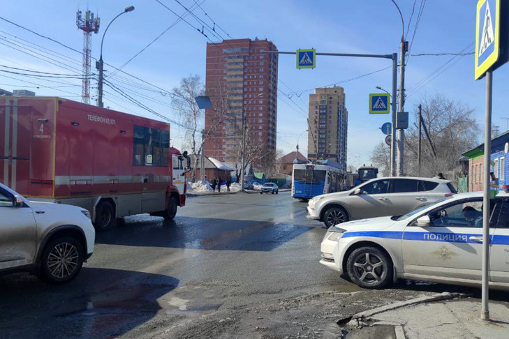 Пешеход скончался после ДТП с троллейбусом в Новосибирске