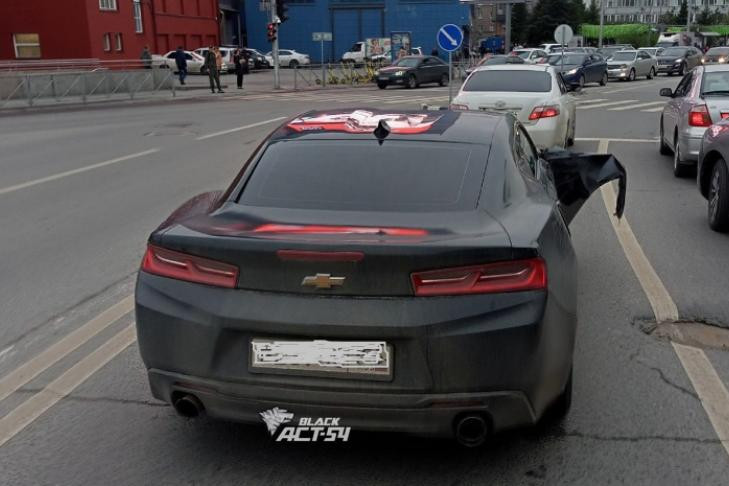 Маслкар-легенда Chevrolet Camaro сбил девушку на зебре в Новосибирске